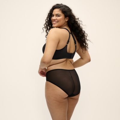 MATILDA_BLACK_UW-PLUNGE-BRA_EL8900_BRIEF_EL8905_B1_TRADE_3000_SS27 Tył czarnego biustonosza z fiszbinami: szerokie plecy, regulowane ramiączka i figi z siateczki