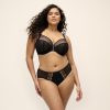 MATILDA_BLACK_UW-PLUNGE-BRA_EL8900_BRIEF_EL8905_F_TRADE_3000_SS27 Kobieta o pełnych kształtach w czarnym komplecie z siateczki: biustonosz z fiszbinami i figi z ozdobną taśmą
