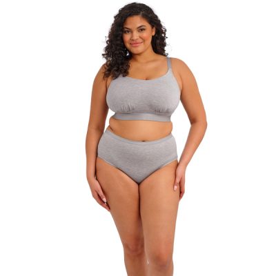 DOWNTIME_GREY-MARL_NON-WIRED-BRALETTE_EL301417_SHORT_EL301480_F _TRADE_3000_SS26 Kobieta o pełnych kształtach w szarym bawełnianym komplecie: miękki biustonosz i majtki z wysokim stanem
