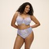MORGAN_BLUE-LEOPARD_UW-BRA_EL4110_HIGH-LEG-BRIEF_EL4118_F1_TRADE_3000_AW26 Kobieta o pełnych kształtach w błękitnym komplecie z kwiatowym haftem: biustonosz z fiszbinami i wysokie figi