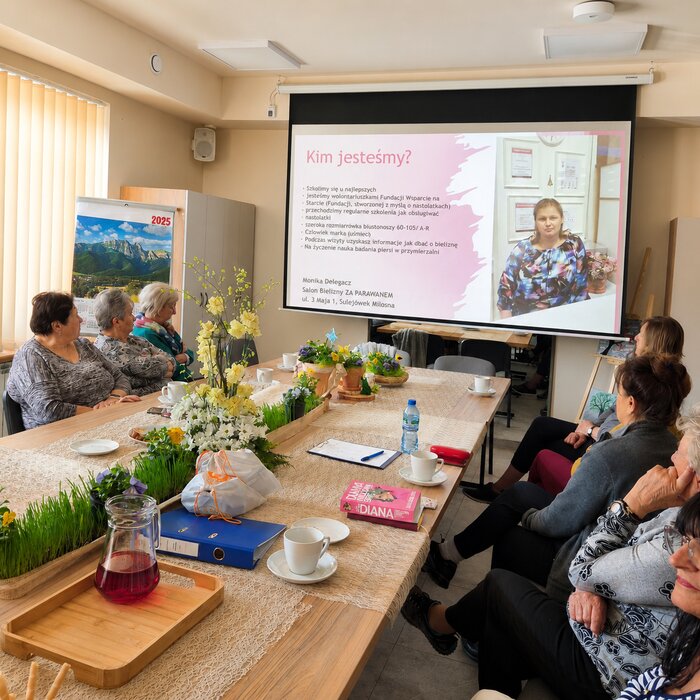 Prezentacja o działalności salonu wyświetlana podczas spotkania edukacyjnego