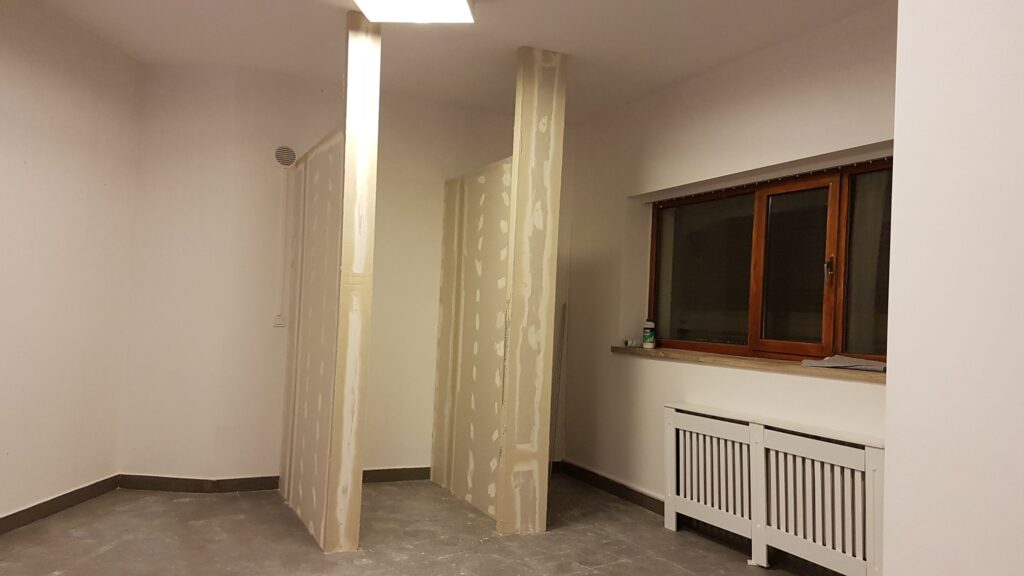 Przymierzalnie salonu w trakcie urządzania