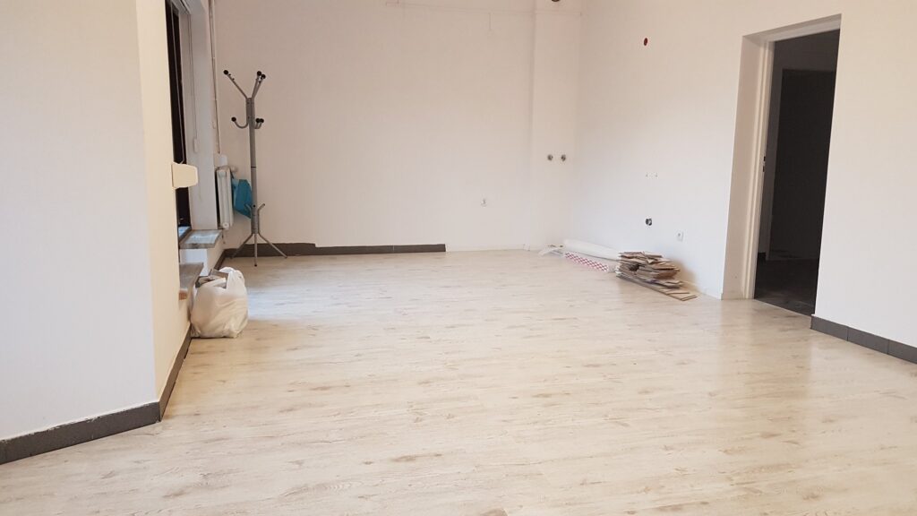 Pusty lokal przed remontem, w którym powstał salon